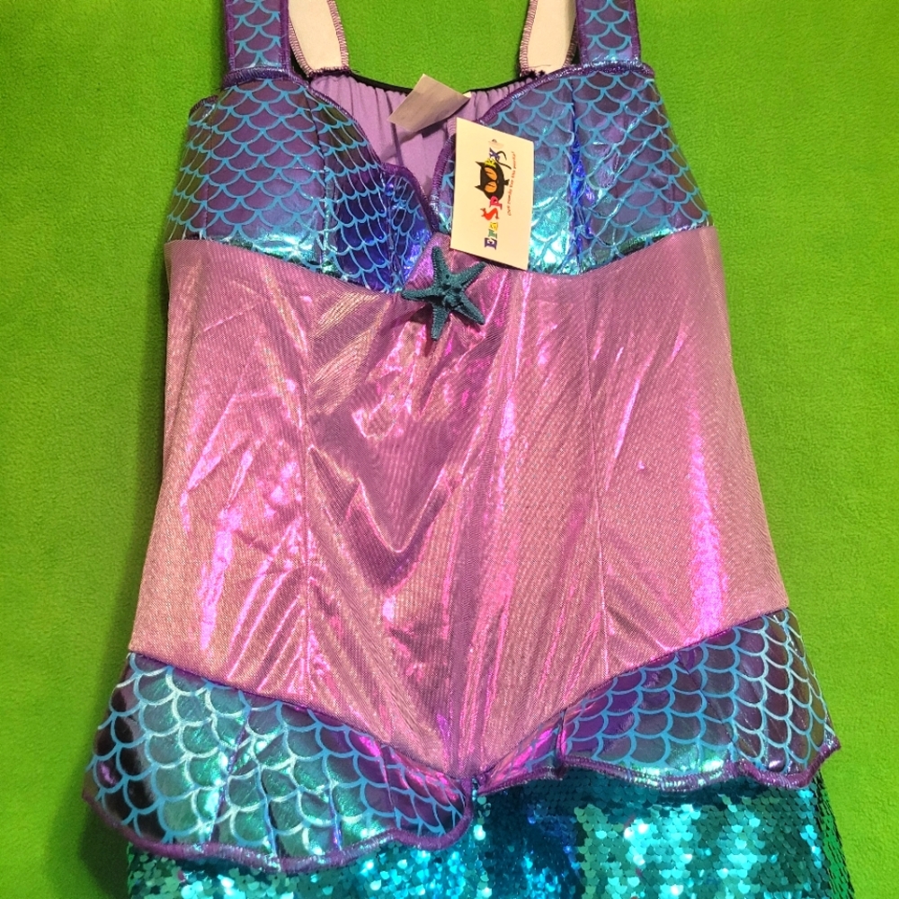 XL women's beautiful mermaid costume. Runs small, like a medium or large.